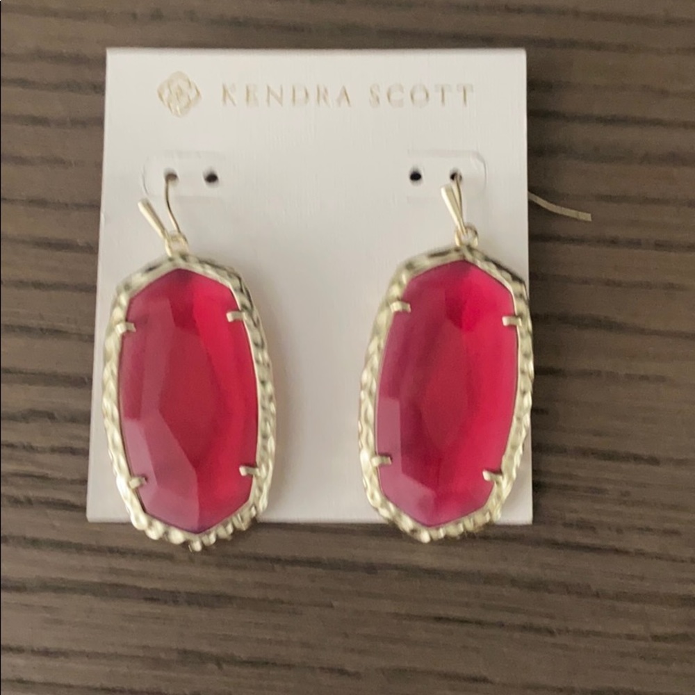 Kendra Scott fashion earrings in red/pink color